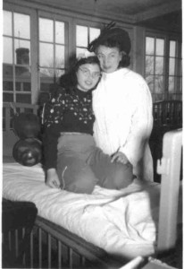 Inge and her mother in the children's hospital.